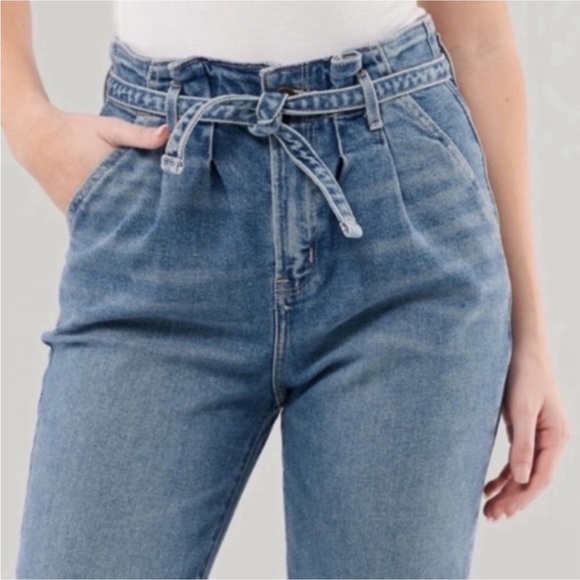 HOLLISTER Ultra High-Rise Mom Jean - Picture 5 of 12